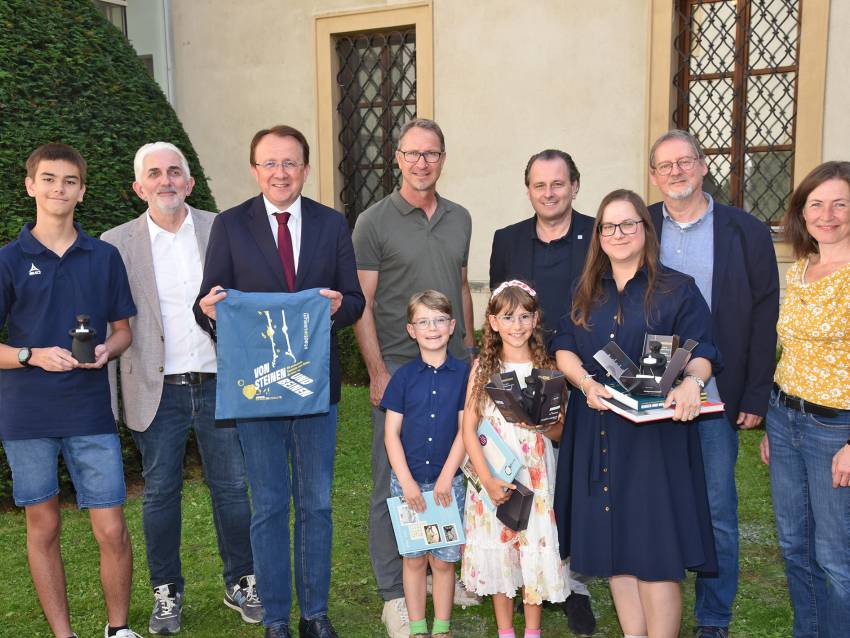 Die Gewinnerinnen und Gewinner des Names-Wettbewerbs erhielten als erste eine Replik des neuen historischen Souvenirs von Bürgermeister Matthias Stadler, Kulturabteilungsleiter Alfred Kellner und Stadtmuseumsleiter Thomas Pulle. (Foto: Vorlaufer)