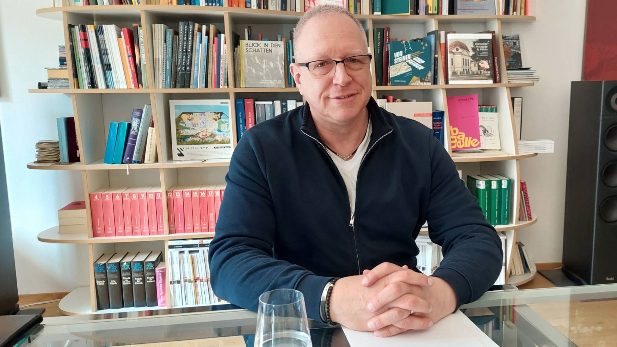 Michael Kropf leitet seit 2024 den Österreichischen Tanzrat, der nun in St. Pölten beheimatet ist. In seiner Funktion hat der ehemalige Profitänzer viel vor. (Foto: Lukas Kalteis)