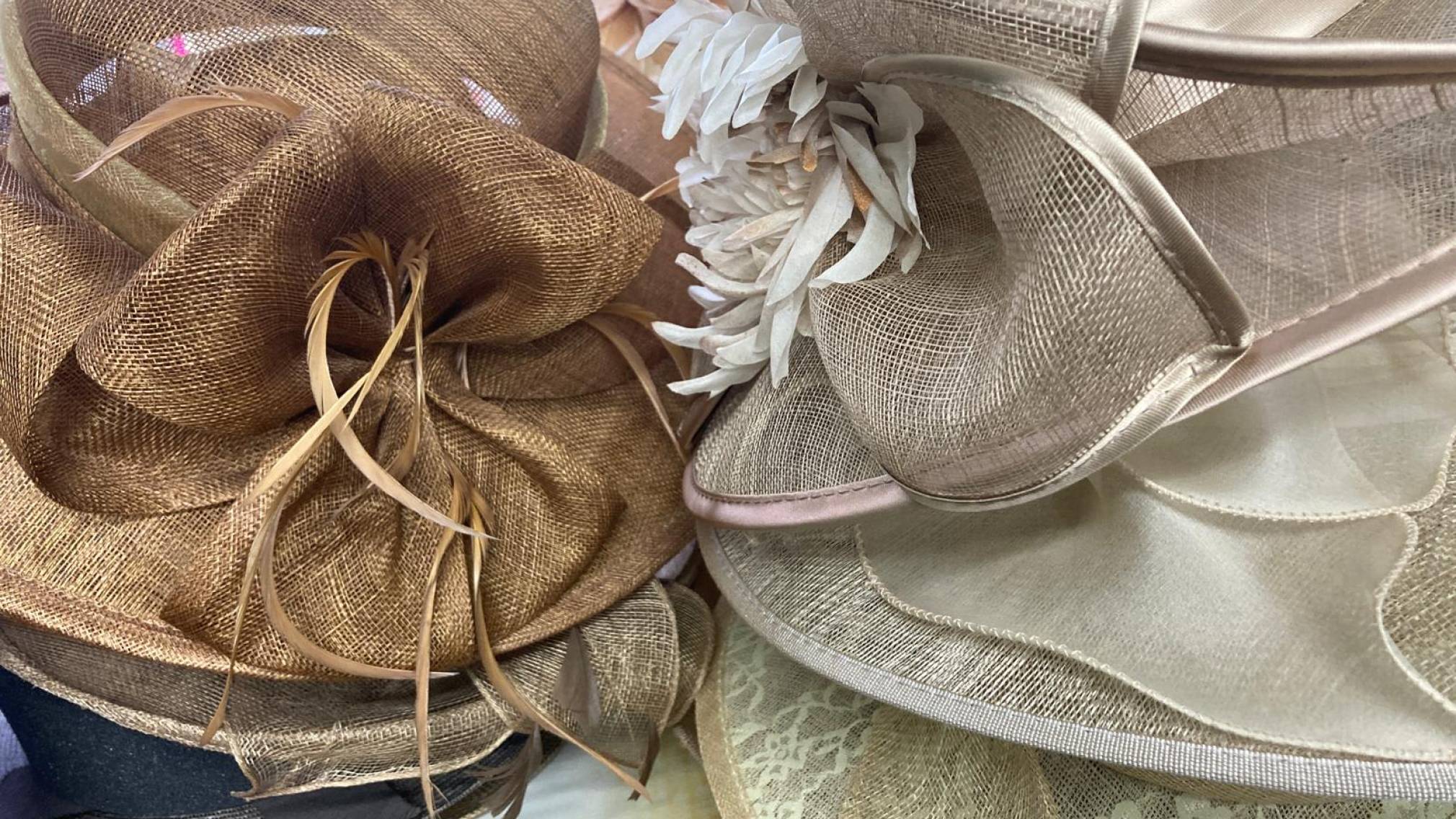 Modisten-Meisterin Anna Öckher vor Regalen voll mit bunten Hüten in ihrem St. Pöltner Geschäft. Foto: Althea Müller