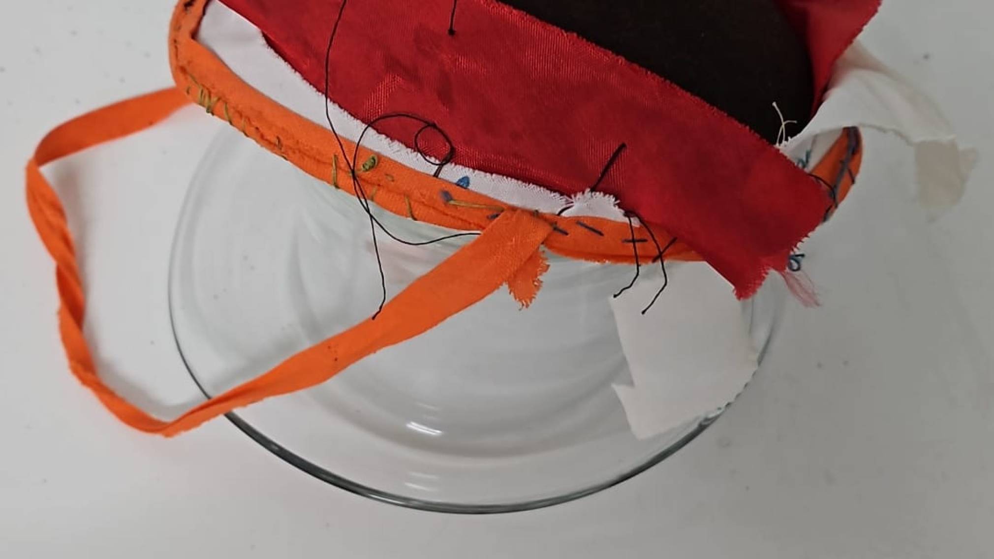 Modisten-Meisterin Anna Öckher vor Regalen voll mit bunten Hüten in ihrem St. Pöltner Geschäft. Foto: Althea Müller