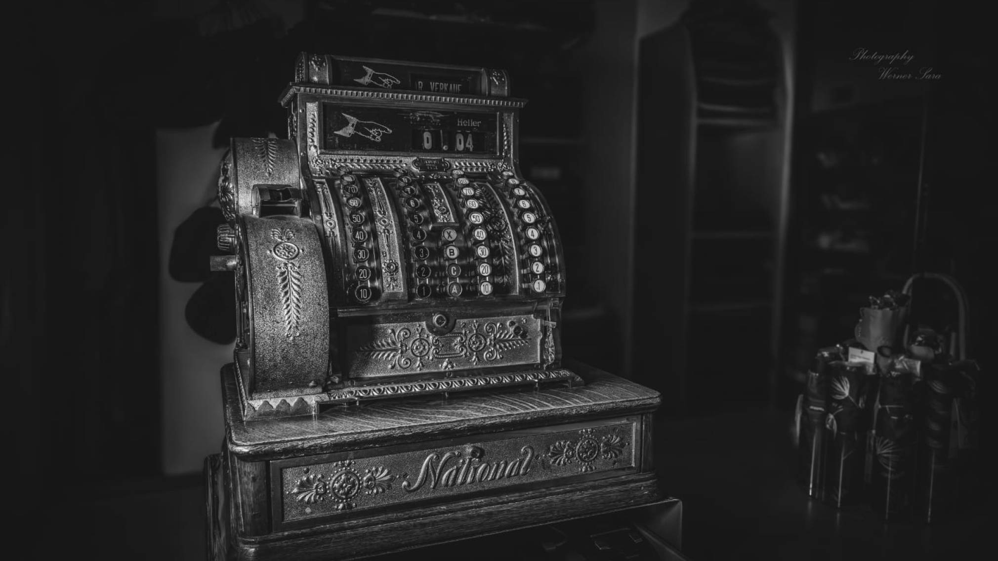 Modisten-Meisterin Anna Öckher vor Regalen voll mit bunten Hüten in ihrem St. Pöltner Geschäft. Foto: Althea Müller