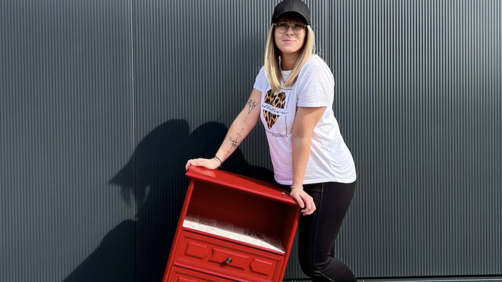 Julia Baumgartner alias Julie die Möbelfee restauriert Möbel, Foto: Julia Baumgartner