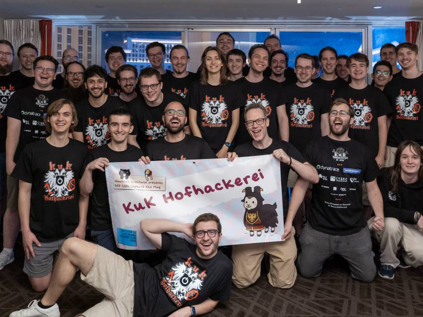 Ein Gruppenfoto des Teams „KuK Hofhackerei“ bei der DEF CON in Las Vegas. (Foto: KuK Hofhackerei)