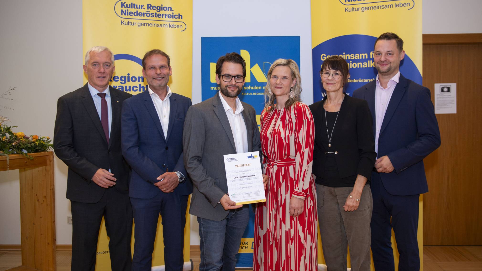 Lukas Schönsgibl (3.v.l.) mit Martin Lammerhuber, Johannes Landsteiner, Tamara Ofenauer-Haas, Katharina Würzl und Kamil Tichanek bei der Verleihungsfeier im Schloss Atzenbrugg. (Foto: Daniela Matejschek )