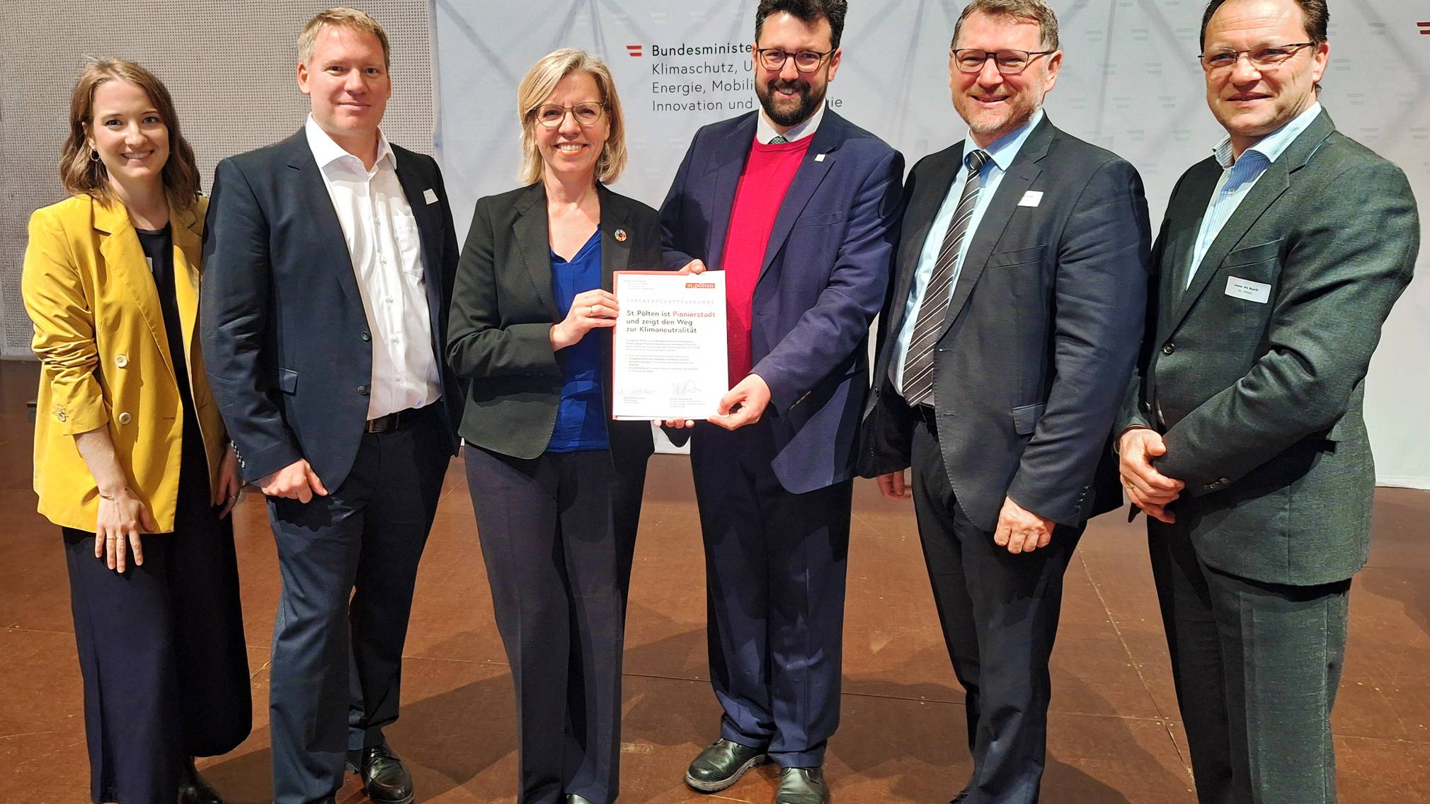 Gruppenfoto nach der Vertragsunterzeichnung