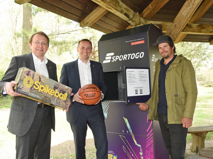Bürgermeister Matthias Stadler und Sportlandesrat Jochen Danninger eröffnen den ersten Automaten im Hammerpark mit  Sportogo-Geschäftsführer Matthias Mayr