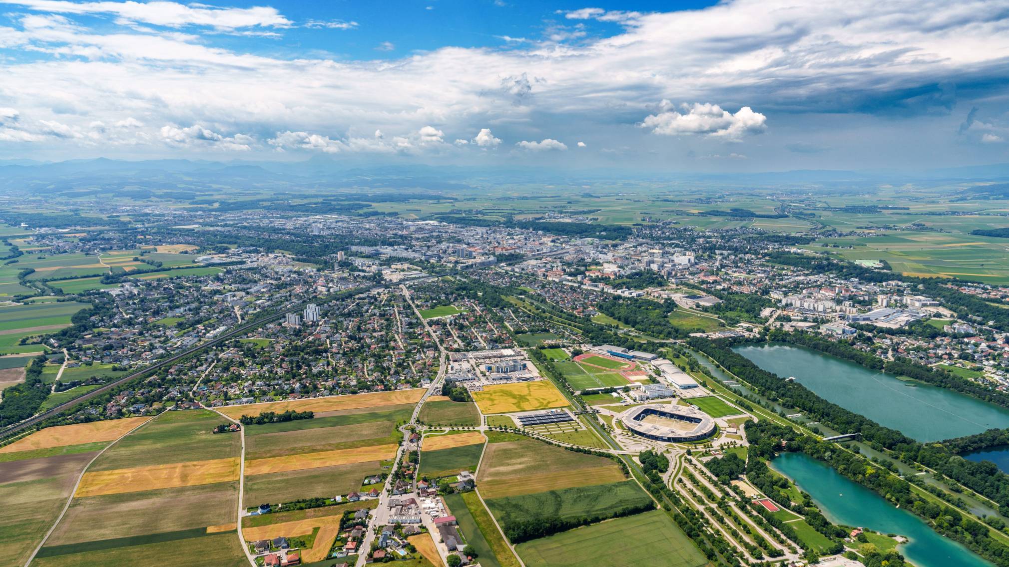 Schrägluftaufnahme der NV-Arena und der St. Pöltner Seen